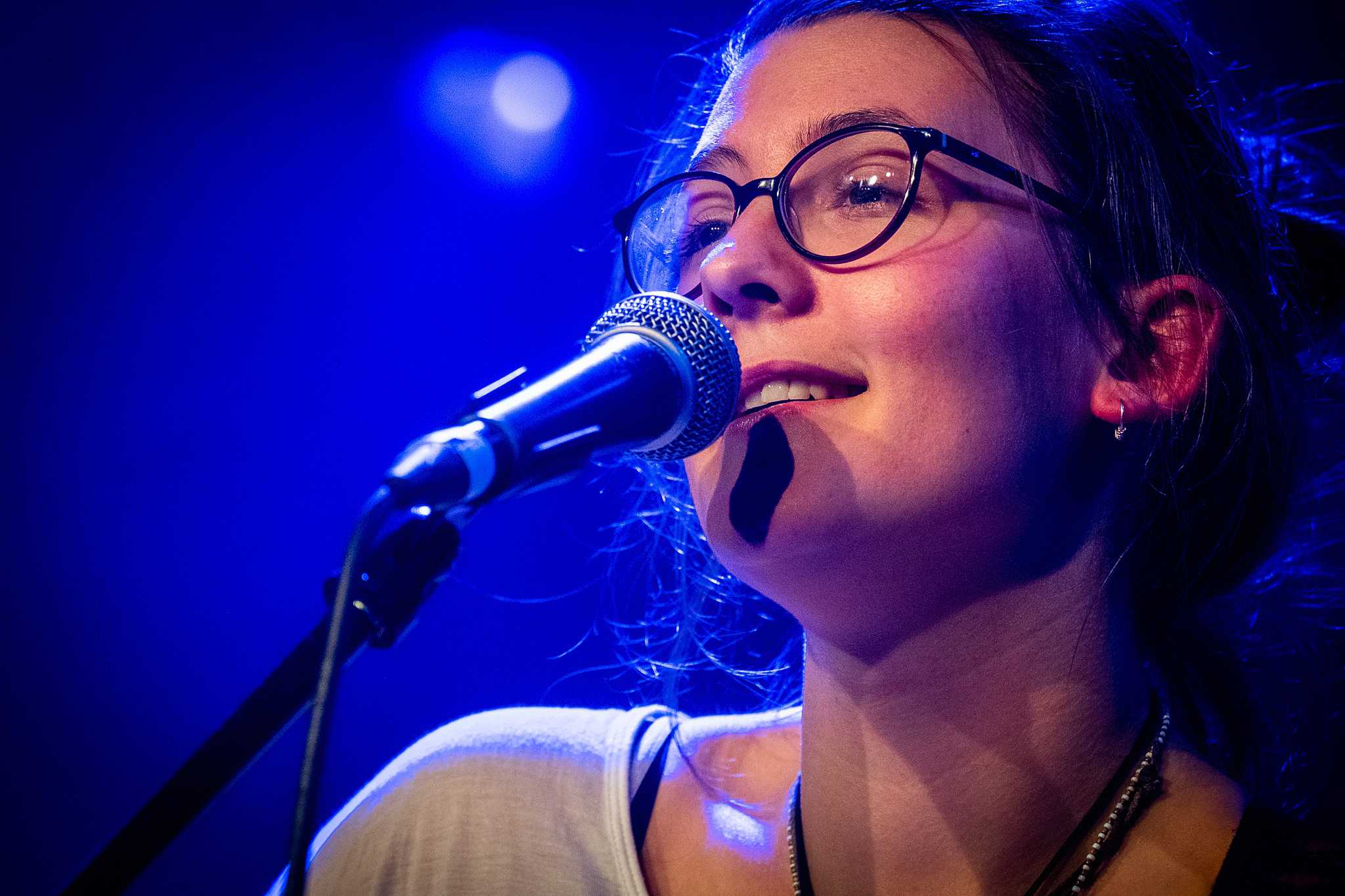 Hanna Herrlich singt in Mikro.
