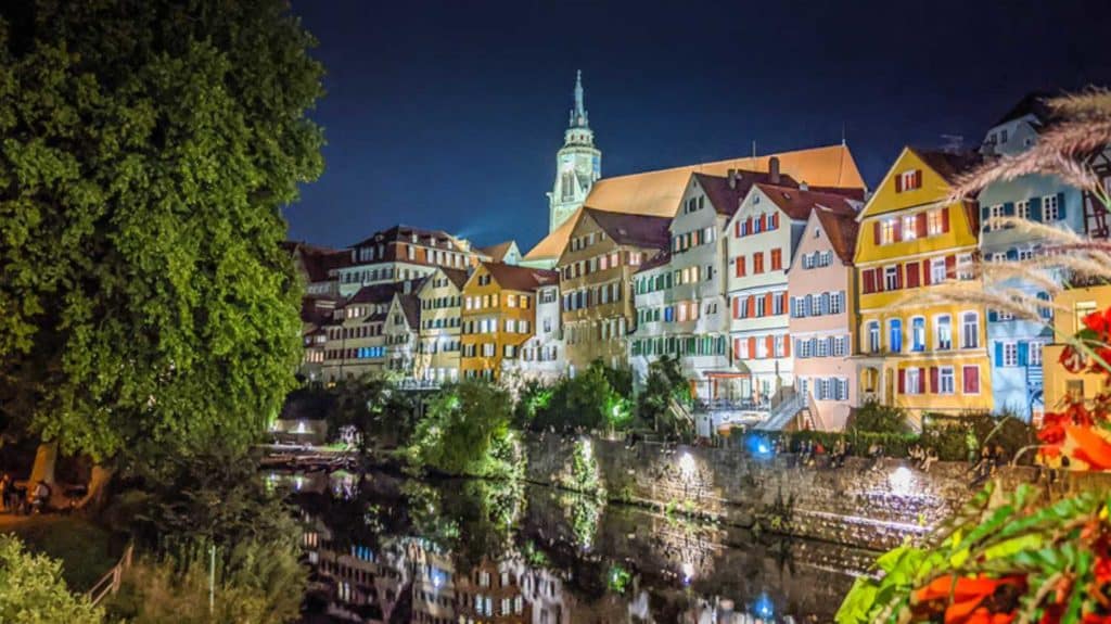 Ansicht Tübingens über den Neckar bei Nacht.